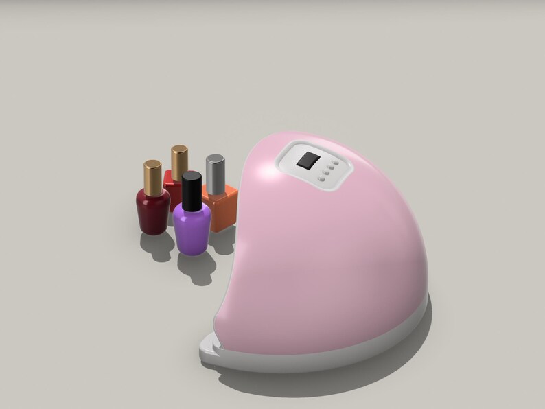 Op de afbeelding: Roze nagellamp met een digitale timer en vier flesjes nagellak in rood, oranje, paars en goud.