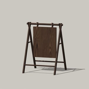 Puede incluir: Un letrero de madera marrón en forma de A con un panel rectangular en blanco. El letrero está hecho de madera y tiene un aspecto rústico.