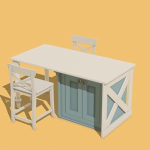 Op de afbeelding: Een witte keukeneiland met een lichtblauwe kastbasis en twee bijpassende witte stoelen. Het eiland heeft een rechthoekig aanrechtblad en decoratieve X-vormige accenten aan de zijkanten. De stoelen hebben een X-vormige rug.