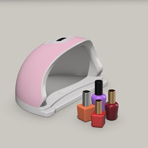 Op de afbeelding: Een roze UV-nagellamp met een wit interieur en vier flesjes nagellak in verschillende kleuren: oranje, rood, paars en bordeaux.