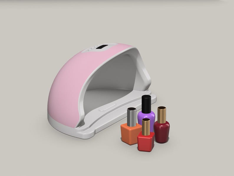 Op de afbeelding: Een roze UV-nagellamp met een wit interieur en vier flesjes nagellak in verschillende kleuren: oranje, rood, paars en bordeaux.