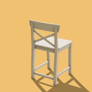 Peut inclure: Un tabouret de bar en bois blanc avec un dossier en forme de X. Le tabouret a une assise carrée et un repose-pieds. La chaise est posée sur un fond jaune-orangé, projetant une ombre.