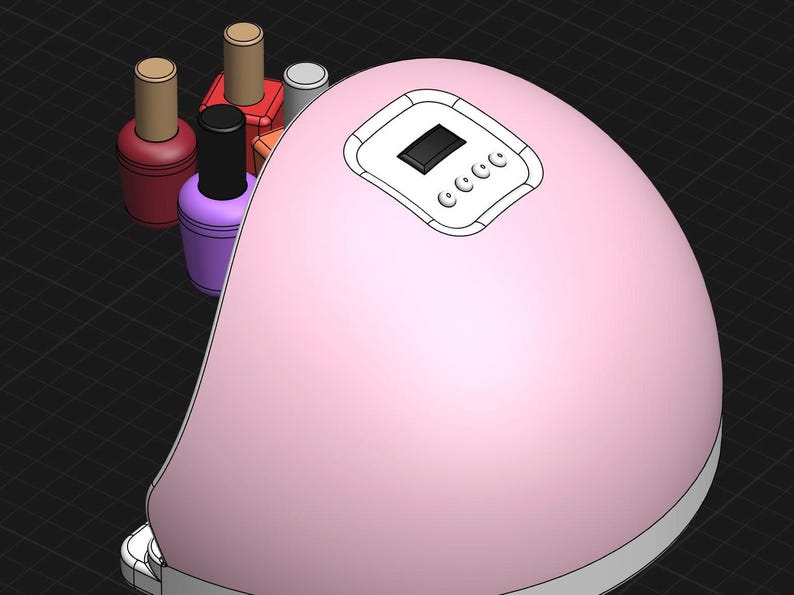 Op de afbeelding: Een roze nagellamp met een digitale timer en een doorzichtig deksel. Vier flesjes nagellak zijn zichtbaar in de lamp.