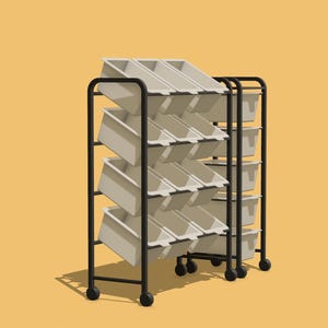 Op de afbeelding: Een opbergrek met meerdere beige bakken, tegen een gele achtergrond. De bakken zijn schuin geplaatst en gestapeld op een zwart metalen frame met wielen, ontworpen voor gemakkelijke mobiliteit en organisatie.