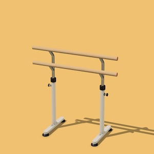 Puede incluir: Una barra de ballet blanca y de madera con dos barras horizontales. La barra tiene ajustes de altura ajustables y está diseñada para rutinas de baile y ejercicio. El fondo es amarillo.