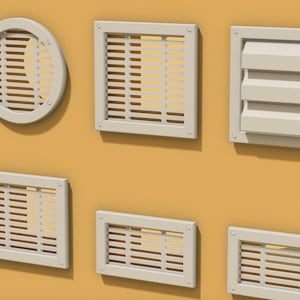 Op de afbeelding: Zes verschillende soorten witte kunststof ventilatieopeningen op een gele muur. De ventilatieopeningen zijn allemaal rechthoekig behalve één die rond is. De ventilatieopeningen hebben verschillende patronen van gaten en lamellen.