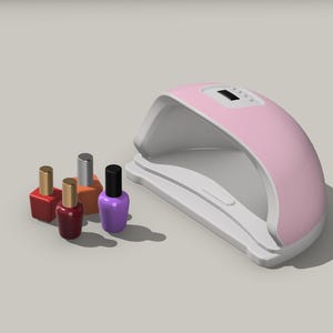 Op de afbeelding: Roze nagellamp met een digitaal timerdisplay en vier flesjes nagellak in rood, oranje, zilver en paars.