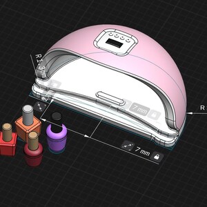 Op de afbeelding: Roze nagellamp met een digitale timer en een gebogen ontwerp. De lamp is 18 cm breed en 25 cm lang. Op de voorgrond staan vier kleine flesjes nagellak.