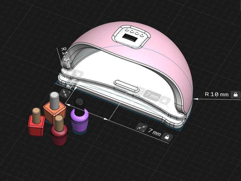 Op de afbeelding: Roze nagellamp met een digitale timer en een gebogen ontwerp. De lamp is 18 cm breed en 25 cm lang. Op de voorgrond staan vier kleine flesjes nagellak.