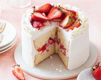 Klassischer Vanillekuchen mit Erdbeerfüllung | Vanille-Buttercreme-Torte | Hausgemachte Geburtstagstorte | Weiche & flauschige Vanillekuchen-REZEPTE