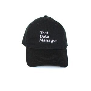 Broderad keps med texten "That data manager", unisex och justerbar, 100 % bomull