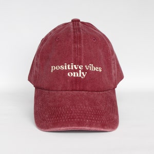 Casquette positive vibes only, mixte et souple, 100% coton, couleur bordeaux délavée, taille unique