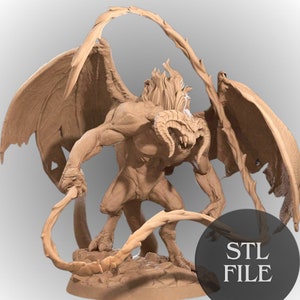 Op de afbeelding: Een 3D-geprint model van een demon met vleugels, hoorns en een staart. Het model is gemaakt van lichtbruin plastic en is in een dreigende houding geposeerd. Het model is gelabeld met "STL-BESTAND".