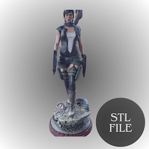 Könnte beinhalten: Eine detaillierte, handbemalte, 3D-gedruckte Figur einer weiblichen Figur aus der Resident Evil-Videospielserie. Die Figur trägt ein schwarzes Tanktop, eine grüne Cargohose und schwarze Stiefel. Sie hält zwei Pistolen in der Hand und steht auf einem Sockel mit der Aufschrift "Resident Evil Extinction".