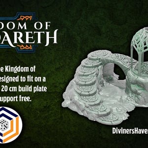 Pu&ograve; includere: Una miniatura stampata in 3D di un ponte di pietra e un gazebo con dettagli intricati. Il ponte ha gradini che conducono ad esso e un arco. Il gazebo ha un tetto a cupola e una base circolare. La miniatura &egrave; progettata per adattarsi a una piastra di costruzione di 20 cm x 20 cm.