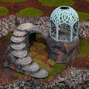 Pu&ograve; includere: Una scala di pietra in miniatura conduce a un arco in pietra, che collega a una piattaforma in pietra con un gazebo a cupola blu e intricato in cima.