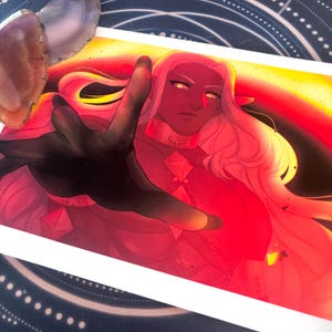 Puede incluir: Ilustración de un personaje con piel roja, cabello blanco y orejas puntiagudas, extendiendo una mano enguantada de negro. La obra de arte presenta un fondo degradado rojo y amarillo, con un enfoque en el rostro y la mano extendida del personaje.