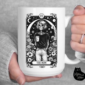 Caneca de café com carta de tarô da mãe, caneca de esqueleto sarcástico da mãe, caneca de mãe descolada, caneca de mãe cansada, caneca engraçada para o Dia das Mães, presente para a mãe, presente de mãe bruxa
