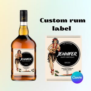 Puede incluir: Una etiqueta de ron personalizada con una ilustración en blanco y negro de una mujer con falda de hula tocando el ukelele. La etiqueta dice "The Original Jennifer Happy Birthday Spiced Crafted in Honor of Johnny Baggio Est. 1986".