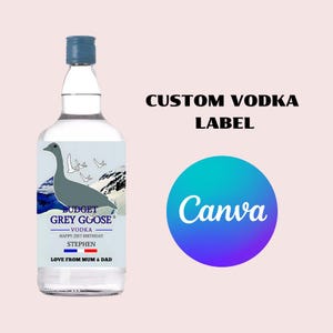 以下が含まれることがあります： カスタムラベルの付いた透明なガラス瓶のウォッカ。ラベルには、灰色のガチョウ、山脈、そして「BUDGET GREY GOOSE VODKA HAPPY 21ST BIRTHDAY STEPHEN LOVE FROM MUM & DAD」というテキストが書かれています。