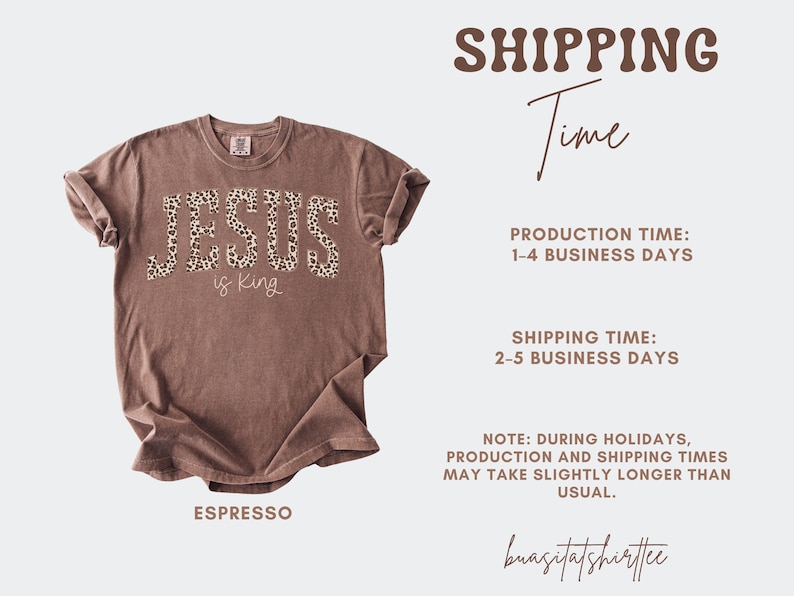 Op de afbeelding: Espresso-kleurig t-shirt met de tekst "JESUS is King" in een luipaardprint. Het shirt heeft een ronde hals en korte mouwen. De merknaam "buasitatshirttee" staat onderaan.