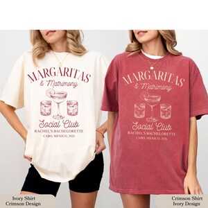 Może przedstawiać: Kremowe i karmazynowe koszulki z napisem "Margaritas & Matrimony Social Club" oraz grafiką szklanki do margarity. Na koszulkach wydrukowano r&oacute;wnież tekst "Rachel's Bachelorette, Cabo, Mexico, 2026".