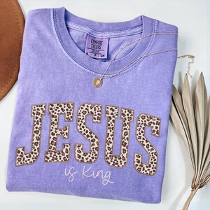 Comfort Colors® Jesus is King Shirt, Leopard Christian T-Shirt, Religious Mom Shirt, Jesus Shirt Christianity Gift, Church Tee afbeelding 6