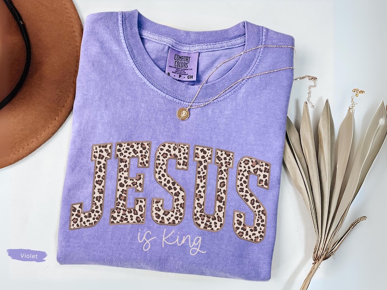 Comfort Colors® Jesus is King Shirt, Leopard Christian T-Shirt, Religious Mom Shirt, Jesus Shirt Christianity Gift, Church Tee afbeelding 6