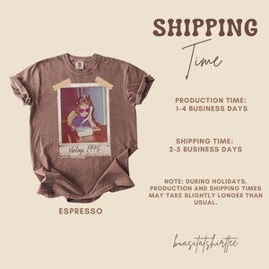 Pu&ograve; includere: T-shirt color espresso con stampa fotografica vintage. La foto mostra un bambino con occhiali da sole che usa un telefono. Il testo "Vintage 1996" &egrave; sotto. La maglietta ha girocollo e maniche corte.