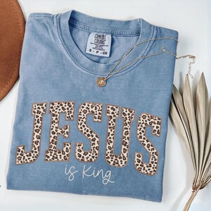 Comfort Colors® Jesus is King Shirt, Leopard Christian T-Shirt, Religious Mom Shirt, Jesus Shirt Christianity Gift, Church Tee afbeelding 5