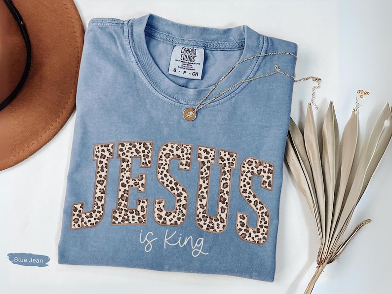Comfort Colors® Jesus is King Shirt, Leopard Christian T-Shirt, Religious Mom Shirt, Jesus Shirt Christianity Gift, Church Tee afbeelding 5