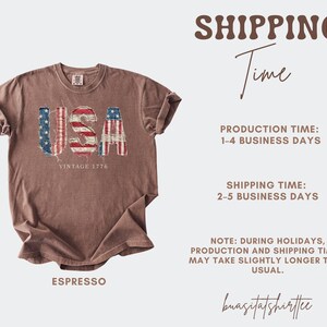 Puede incluir: Camiseta color espresso con la palabra "USA" en un dise&ntilde;o patri&oacute;tico desgastado. Las letras presentan los colores rojo, blanco y azul de la bandera estadounidense. El texto "VINTAGE 1776" est&aacute; debajo de la palabra "USA".