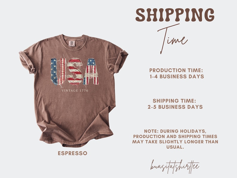 Puede incluir: Camiseta color espresso con la palabra "USA" en un dise&ntilde;o patri&oacute;tico desgastado. Las letras presentan los colores rojo, blanco y azul de la bandera estadounidense. El texto "VINTAGE 1776" est&aacute; debajo de la palabra "USA".