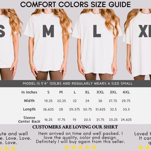Puede incluir: Gu&iacute;a de tallas para camisetas Comfort Colors. La imagen muestra cuatro modelos con camisetas blancas en tallas S, M, L y XL. Se proporcionan medidas en cm para el ancho, largo y centro de la manga.