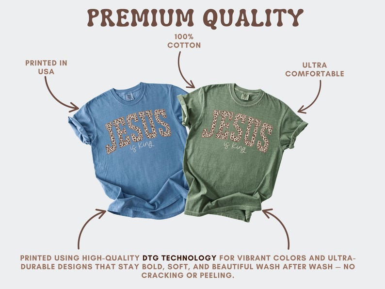 Op de afbeelding: Twee T-shirts, &eacute;&eacute;n blauw en &eacute;&eacute;n groen, met de tekst "JESUS is king" in een luipaardprint. De shirts zijn gemaakt van 100% katoen en worden omschreven als ultra-comfortabel. De afbeelding vermeldt ook dat de shirts in de VS zijn bedrukt.