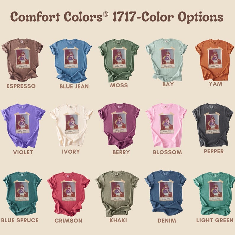 Pu&ograve; includere: Una collezione di t-shirt Comfort Colors in vari colori, tra cui Espresso, Blue Jean, Moss e Bay. Ogni maglietta presenta un'immagine incorniciata. Il testo "Comfort Colors&reg; 1717-Color Options" &egrave; in alto.
