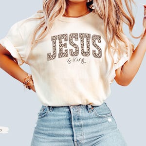 Comfort Colors® Jesus is King Shirt, Leopard Christian T-Shirt, Religious Mom Shirt, Jesus Shirt Christianity Gift, Church Tee afbeelding 3