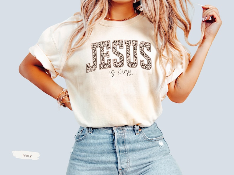 Comfort Colors® Jesus is King Shirt, Leopard Christian T-Shirt, Religious Mom Shirt, Jesus Shirt Christianity Gift, Church Tee afbeelding 3