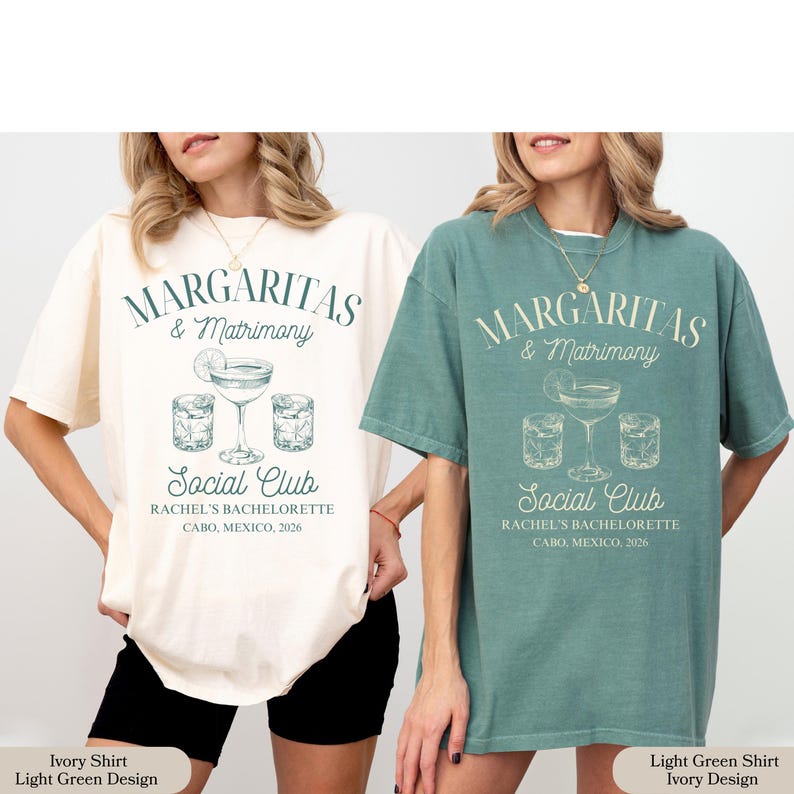 Może przedstawiać: Dwie koszulki, jedna w kolorze kości słoniowej i jedna w kolorze jasnozielonym, z napisem "Margaritas & Matrimony Social Club" i grafiką koktajlu. Na koszulkach wydrukowano r&oacute;wnież tekst "Rachel's Bachelorette Cabo, Mexico, 2026".