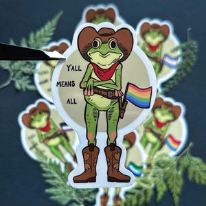 LGBTQ+ PRIDE - Süßer lgbt Cowboy Frosch - Y'all Means All - glänzender Vinyl-Aufkleber für Laptops, Journals, Wasserflaschen usw