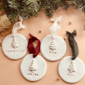 Handgemachte personalisierte Ton Weihnachtsverzierung mit Chiffon Band