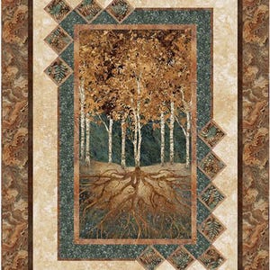 Può includere: Un arazzo trapuntato raffigurante una scena di foresta con betulle e radici esposte. L'opera d'arte è incorniciata con un bordo a motivi nei toni del marrone, beige e verde. Forme a diamante decorative con motivi di felci accentuano gli angoli.