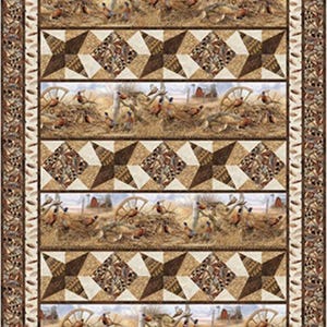 Puede incluir: Un textil acolchado con un patrón repetido de escenas de faisanes y diseños en forma de estrella. Las escenas de faisanes representan aves en un paisaje rural con un granero rojo y ruedas de carro. El edredón tiene una combinación de colores marrón y beige.