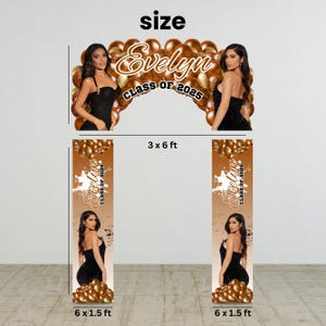 Pu&ograve; includere: Un set di decorazioni per feste di laurea con uno striscione e due colonne. Lo striscione misura 0,91 x 1,83 m, con il nome "Evelyn" e "Classe del 2025" in oro. Le colonne misurano 1,83 x 0,46 m ciascuna, con lo stesso design e la foto di una donna.