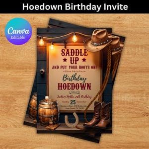Może przedstawiać: Rusticzne zaproszenie na urodziny z drewnianym tłem, światełkami, kowbojskim kapeluszem i butami. Tekst brzmi "Saddle Up and Put Your Boots On!" i zawiera szczegóły dotyczące 25. urodzin Jacksona Millera.