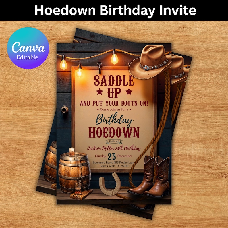 Pode incluir: Um convite de anivers&aacute;rio tem&aacute;tico r&uacute;stico com fundo de madeira, luzes de corda, um chap&eacute;u de cowboy e botas. O texto diz "Saddle Up and Put Your Boots On!" e inclui detalhes para a festa de anivers&aacute;rio de 25 anos de Jackson Miller.