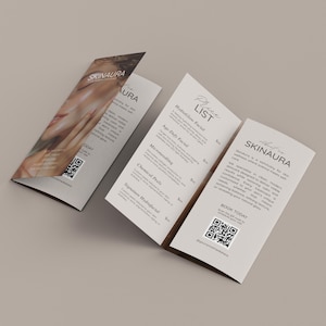 Op de afbeelding: Een brochure voor SKINAURA huidverzorgingsdiensten, met het gezicht van een vrouw op de omslag. De brochure bevat gezichtsbehandelingen zoals HydroGlow, Age-Defy en Microneedling. De brochure is open en toont tekst en een QR-code.