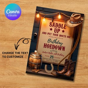 Pode incluir: Um convite para uma festa de anivers&aacute;rio com tema r&uacute;stico com um fundo de madeira, um chap&eacute;u de cowboy, botas, uma ferradura e um barril. O texto diz "Saddle Up and Put Your Boots On! Come Join us for a Birthday Hoedown. Celebrate Jackson Miller's 25th Birthday. Sunday, December 25th. Bockaroo Barn, 456 Rodeo Lane, Rust Creek, TX 78910."