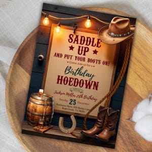 Pode incluir: Um convite para uma festa de anivers&aacute;rio com tema r&uacute;stico com um fundo de madeira, um chap&eacute;u de cowboy, uma ferradura, botas de cowboy e um barril. O texto diz "Saddle Up and Put Your Boots On! Celebrate Jackson Miller's 25th Birthday. Sunday, December 25th. Buckaroo Barn, 456 Rodeo Lane, Rust Creek, TX 78910."
