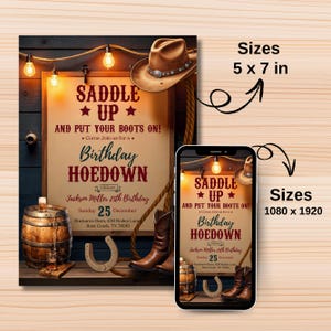 Pode incluir: Um convite de anivers&aacute;rio de tem&aacute;tica r&uacute;stica com um chap&eacute;u de cowboy, botas e um barril de madeira. O convite diz "Saddle Up and Put Your Boots On!" e inclui detalhes para um hoedown de anivers&aacute;rio. O convite est&aacute; dispon&iacute;vel em dois tamanhos: 5 x 7 polegadas e 1080 x 1920 pixels.